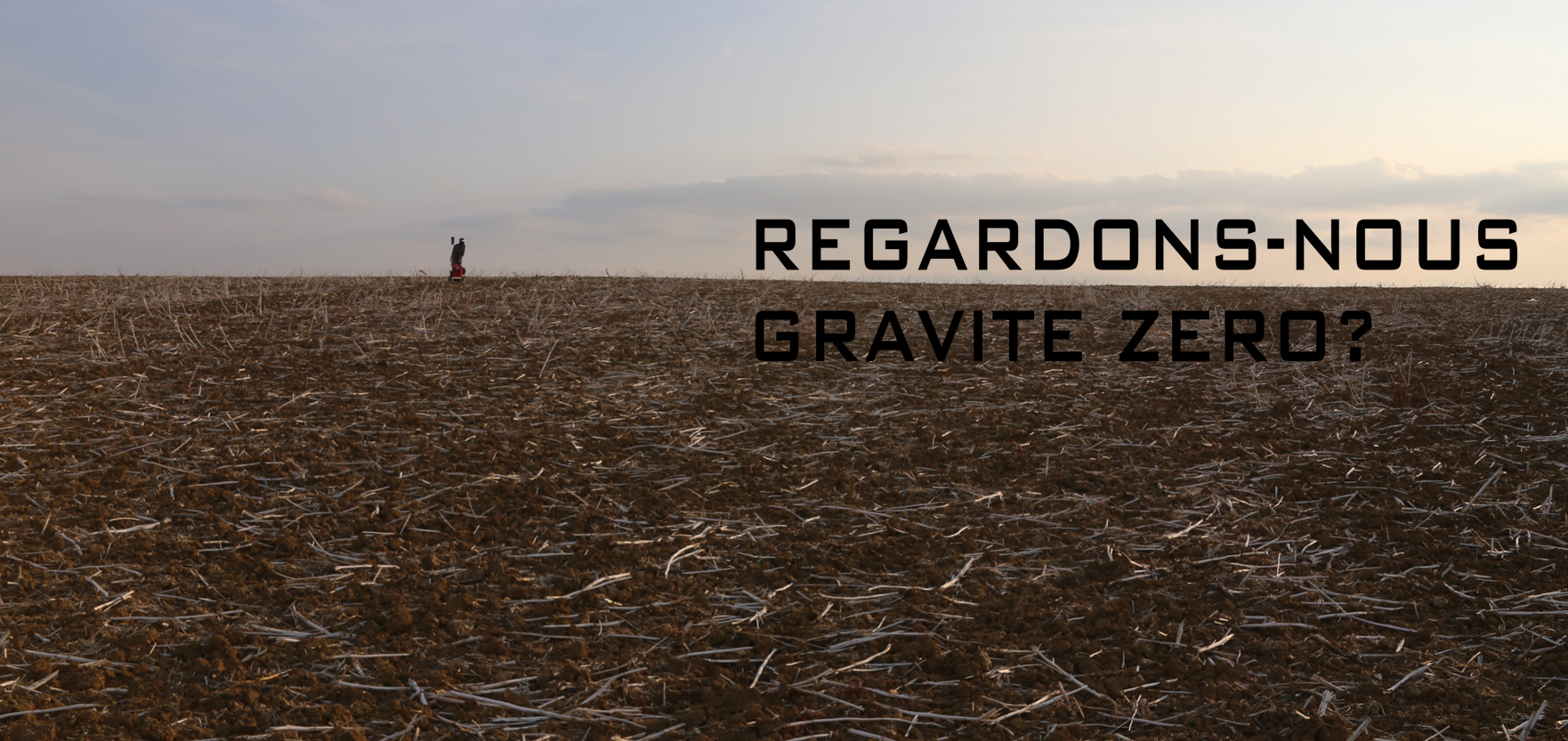 Photo d'une performance artistique dans un champ de tournesols dans le village de Le Vaux.