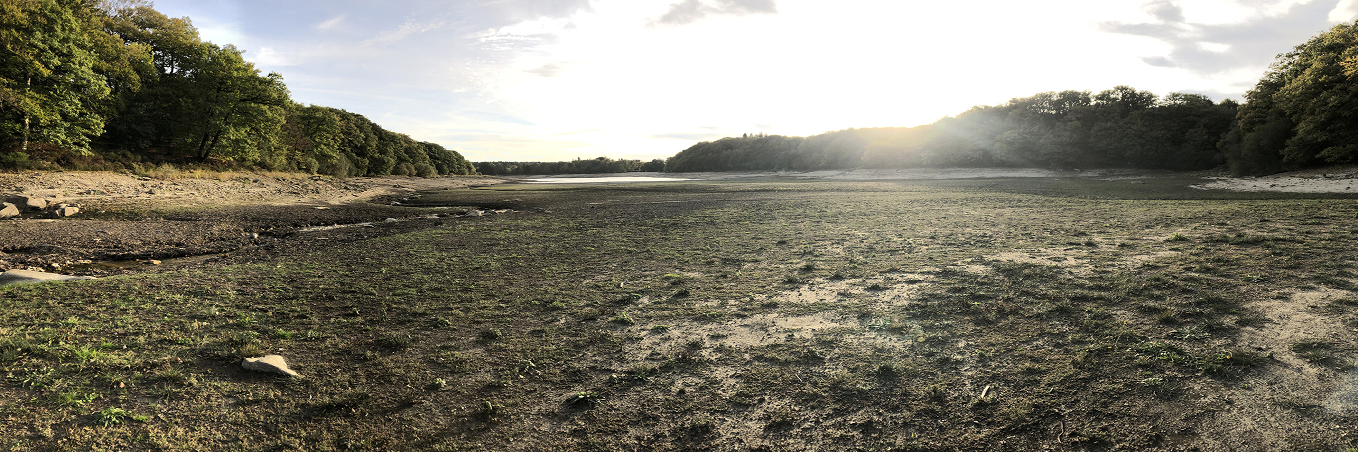 Photo du lac du Lampy en août 2022, presque à sec.