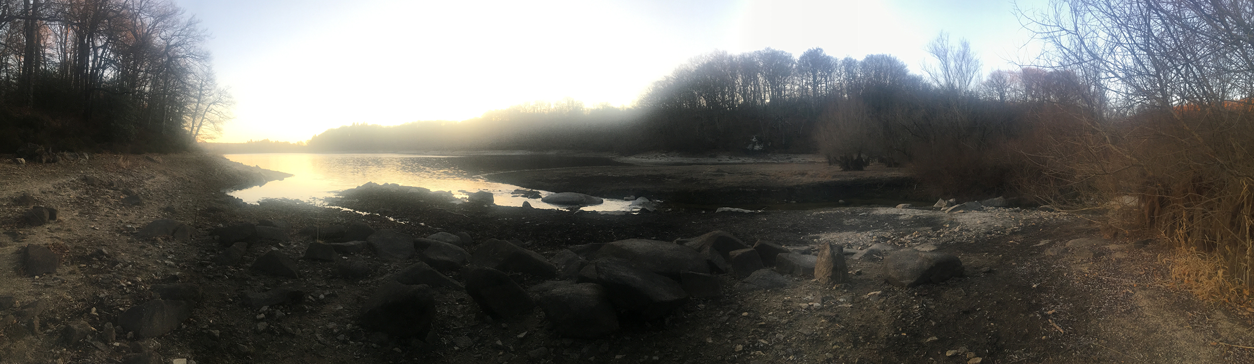 Photo du lac du Lampy en février 2023, la recharge est incomplète.
